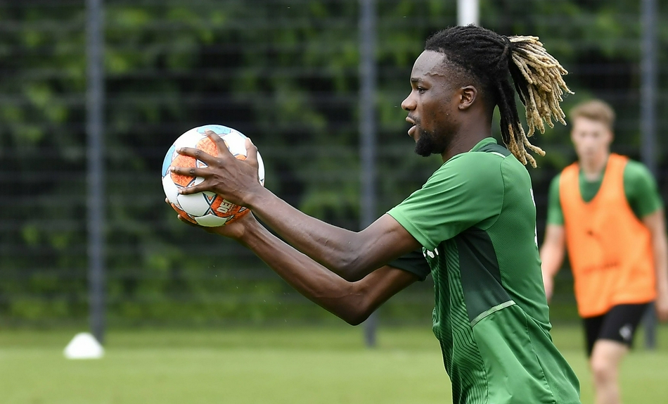 集结日德甲传出新动向，上海海港再遭质疑，管理层表态：质疑声仍在，训练强度明显提升的简单介绍